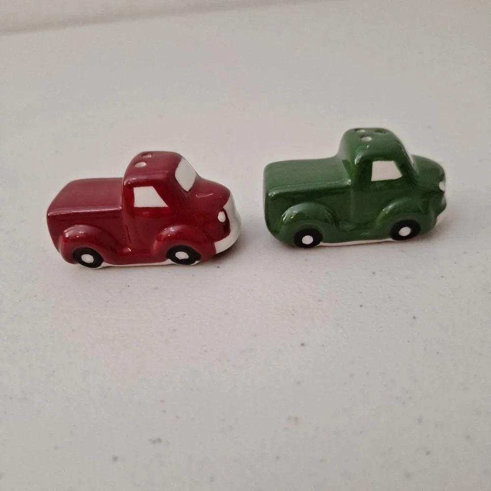 Cracker Barrel Christmas Red & Green Pickup Trucks Salt & Pepper Shakers